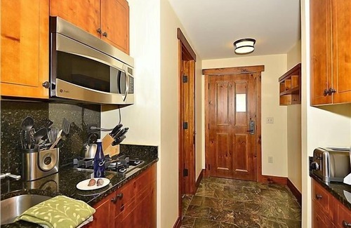 Stowe Area Apartment | Luxurious Mountain View Studio W/Fireplace, Patio & Pool