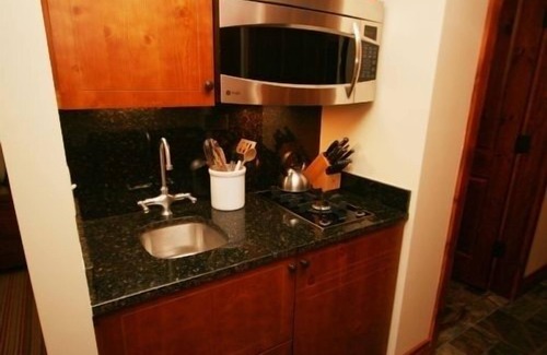 Stowe Area Apartment | Luxurious Mountain View Studio W/Fireplace, Patio & Pool