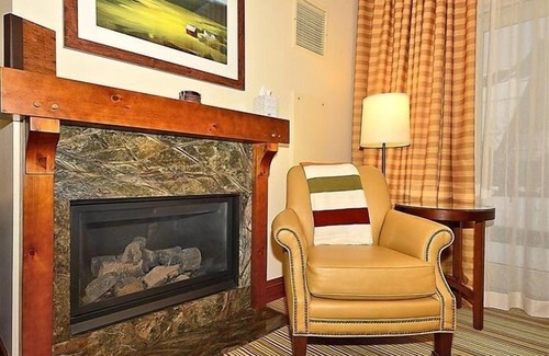 Stowe Area Apartment | Luxurious Mountain View Studio W/Fireplace, Patio & Pool