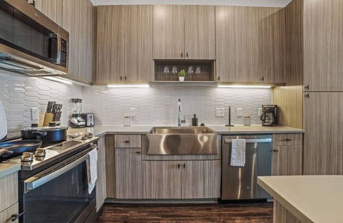 West Oak Hill Apartment | Luxurious New Unit|2Bd2Ba|Pool, Golf Sim