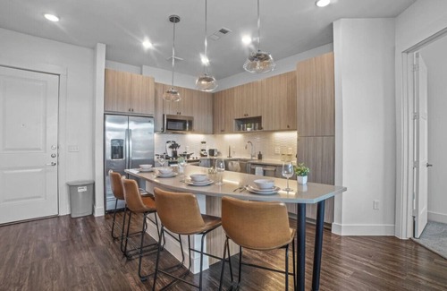 West Oak Hill Apartment | Luxurious New Unit|2Bd2Ba|Pool, Golf Sim