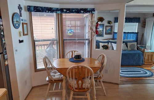 Smith River Apartment | Luxurious Oceanfront Cabin 7 Getaway w Hot Tub