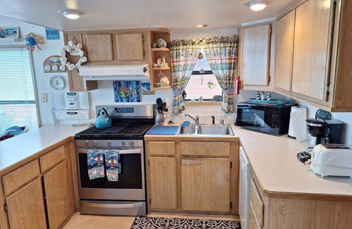 Smith River Apartment | Luxurious Oceanfront Cabin 7 Getaway w Hot Tub