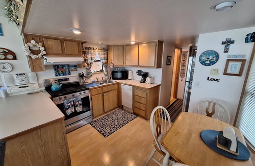 Smith River Apartment | Luxurious Oceanfront Cabin 7 Getaway w Hot Tub