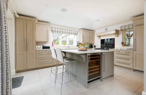 Woolhope House | Luxurious property with downstairs bedroom and wet room,large garden,games room