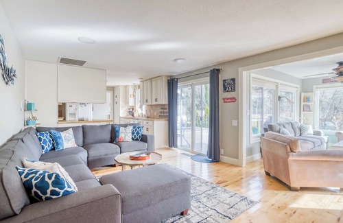 Otis House | Luxurious single-story palace sited on a gorgeous arm of the Devil’s Lake