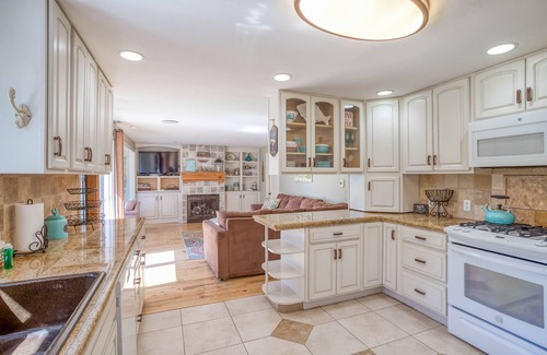 Otis House | Luxurious single-story palace sited on a gorgeous arm of the Devil’s Lake