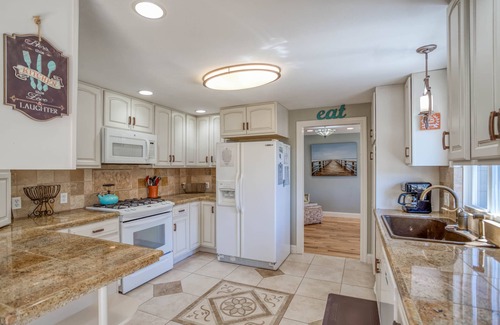 Otis House | Luxurious single-story palace sited on a gorgeous arm of the Devil’s Lake