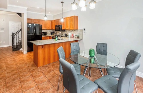 Richmond Hill House | Luxurious Spacious Dream Home with Parking!