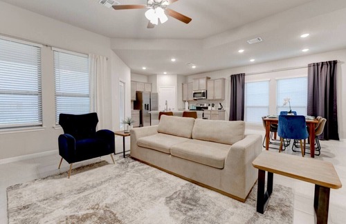 Leon Junction House | Luxurious Spacious Retreat in Temple