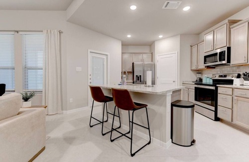 Leon Junction House | Luxurious Spacious Retreat in Temple