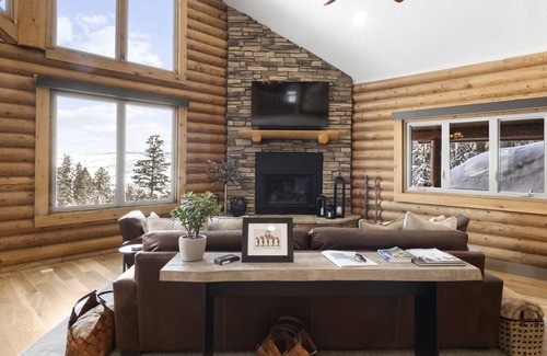 Summit Park Cabin | Luxurious Summit Vista / Hot Tub / Pool Table / 4 BR / 12 Guests / Gorgeous View