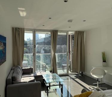Shadwell Apartment | Luxurious Tower Bridge Flat