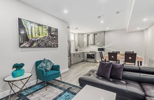 Evanston House | Luxurious two bedroom with one bathroom 3 beds