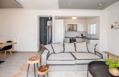 Skala Villa | Luxurious Villa ★Private Pool★Sleeps 6★Sea Views★Free Parking