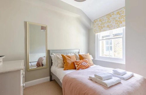 Ferndale Apartment | Luxuriously Designed 3 Bedroom Apartment in Clapham