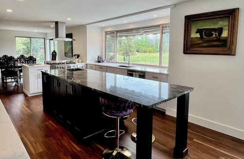 Buckley House | Luxury 1.3 Acre Retreat, Mt. Rainier View, Hiking & Skiing, fabulously furnished