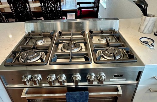 Buckley House | Luxury 1.3 Acre Retreat, Mt. Rainier View, Hiking & Skiing, fabulously furnished