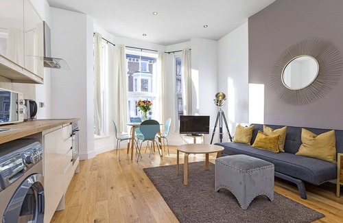 Kilburn Apartment | Luxury 2 Bed apartment- Zone 2 (10 mins into Central London)