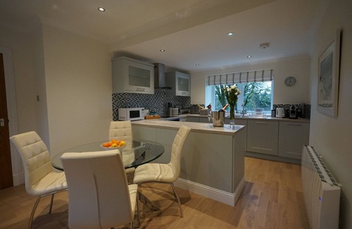 Tarbert Cottage | Luxury 2 bed ensuite cottage in Scottish Estate setting, short walk to loch