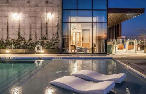 Rainey Street Historic District House | Luxury 2BR Rooftop Pool Austin by Barclé