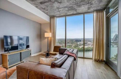 Rainey Street Historic District House | Luxury 2BR Rooftop Pool Austin by Barclé