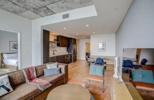 Rainey Street Historic District House | Luxury 2BR Rooftop Pool Austin by Barclé