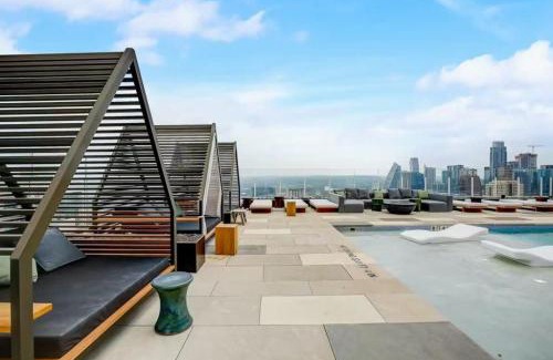 Rainey Street Historic District House | Luxury 2BR Rooftop Pool Austin by Barclé