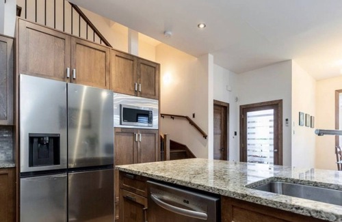 LaSalle House | Luxury 3Br House! Indoor Parking! 10 min to DT!