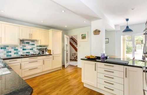 Fleet House | Luxury 4 bedroom 3 bath, 3 min walk to Fleet, Hampshire centre. Country walks.