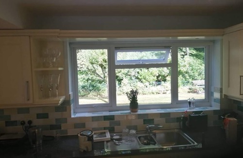 Fleet House | Luxury 4 bedroom 3 bath, 3 min walk to Fleet, Hampshire centre. Country walks.