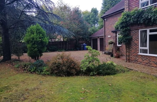 Fleet House | Luxury 4 bedroom 3 bath, 3 min walk to Fleet, Hampshire centre. Country walks.