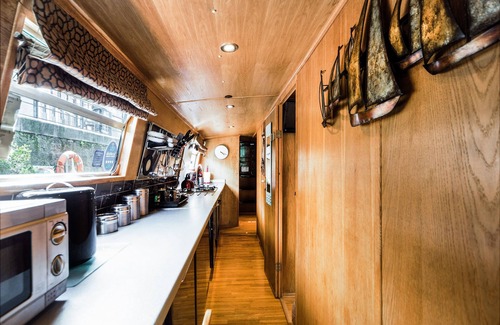 Tollcross Boat Rental | Luxury 4* Floating Houseboat in the heart of Edinburgh City Centre