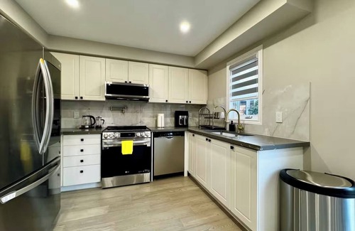 Ajax House | Luxury 4BR Villa