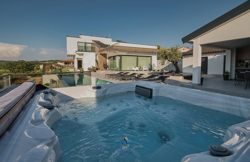 Momjan Villa | Luxury 4BR Villa with Pool, Jacuzzi, and Sauna