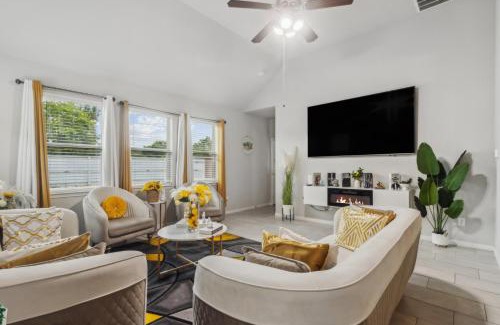 Katy House | Luxury 4BRS-3Baths Home, King Bed & Private Gym