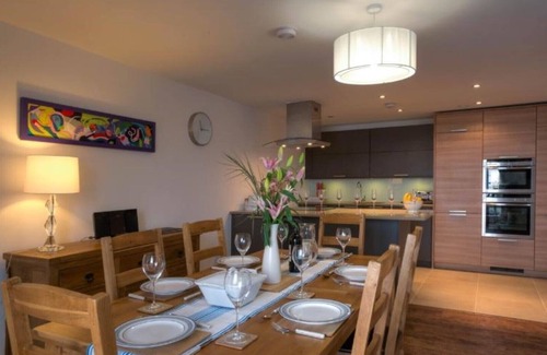 Tenby Apartment | Luxury 5 Star Tenby holiday apartment with large balcony overlooking North Beach