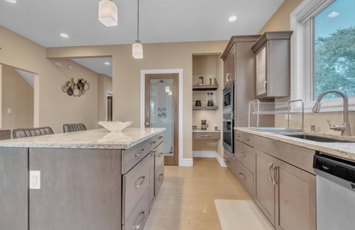 West St. Paul House | Luxury 6-bedroom house with Long driveway in West Saint Paul