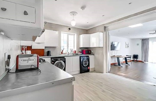 Luton House | Luxury 7 beds 5 baths detached house with parking