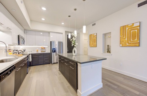 Midtown Apartment | Luxury Apartment W/Comp Breakfast!