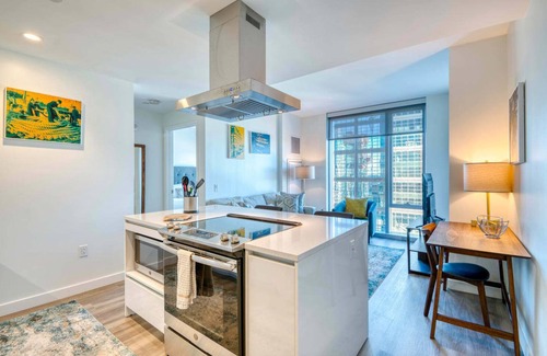 West End Apartment | Luxury Apt with City Views and Pool