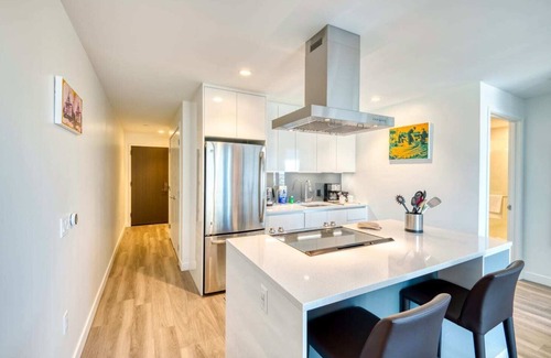 West End Apartment | Luxury Apt with City Views and Pool