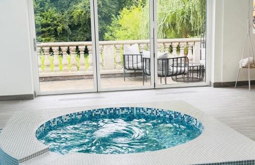 Sunningdale House | Luxury Ascot Escape with Private Indoor Heated Pool & Wellness Spa