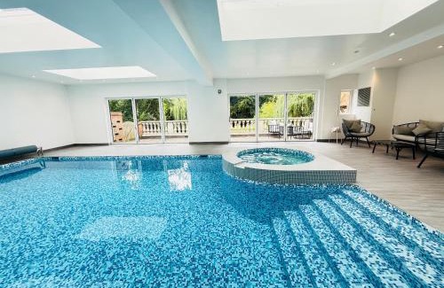 Sunningdale House | Luxury Ascot Escape with Private Indoor Heated Pool & Wellness Spa