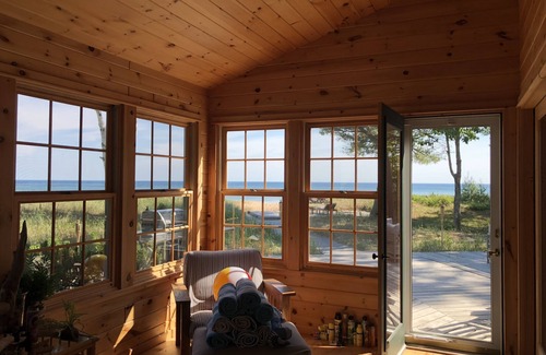 Rumely House | Luxury beachfront retreat15 minutes to town