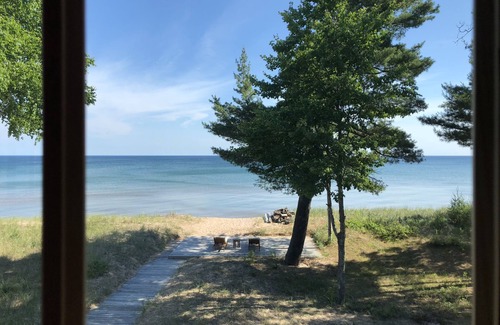 Rumely House | Luxury beachfront retreat15 minutes to town