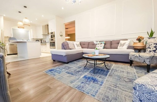 Thorold House | Luxury Boho Escape - 2.5 Baths, 4 Beds, 2 King Suites - 15 min to Falls and NOTL