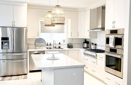 Thorold House | Luxury Boho Escape - 2.5 Baths, 4 Beds, 2 King Suites - 15 min to Falls and NOTL