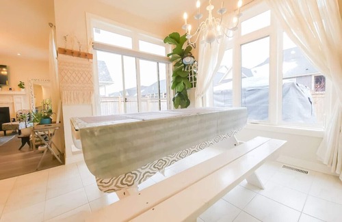 Thorold House | Luxury Boho Escape - 2.5 Baths, 4 Beds, 2 King Suites - 15 min to Falls and NOTL