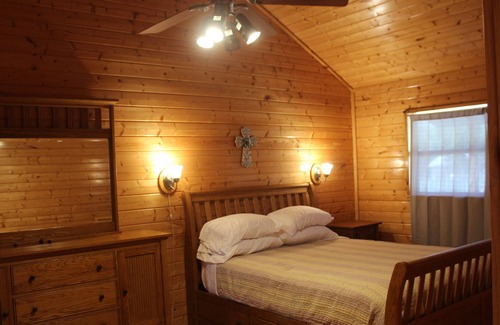 Leakey Cabin | Luxury Cabin 8 overlooking the beautiful Leakey Springs